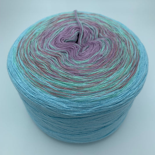 Farbverlauf Bobbel von innen nach aussen in dunklen eher pastellfarbenen Lilatönen, sowie grün und Helltürkis