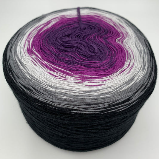 Unser Signiter Farbverlauf Bobbel, tolles Lila innen, dann Weis und Grau zu Schwarz :)