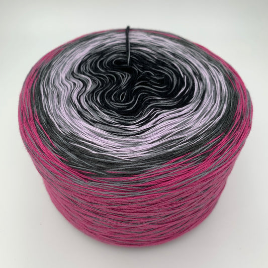 Farbverlauf Bobbel von innen nach aussen in Schwarz, Hellgrau, Anthrazit und Pink mit einem Durchlaufenden Faden