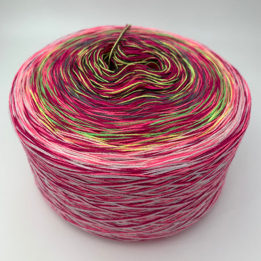 Bunter Farbverlauf Bobbel, von innen nach aussen vorrangig jeweils Rot und Pinktöne