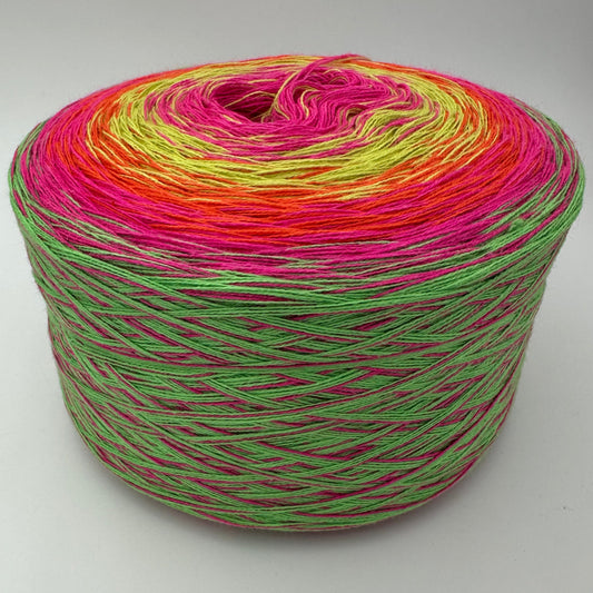 Farbverlauf Bobbel in kräftigen Feuerfarben und aussen Grün