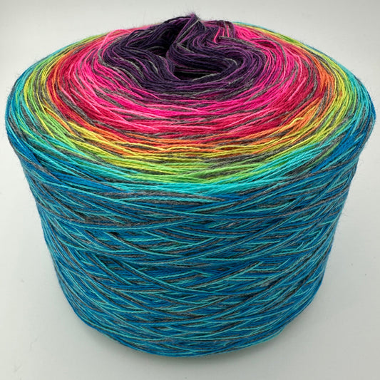 Farbveerlauf Bobbel je vorrangig Lilatöne, Pink, Rot, Orange, Grüntöne und Blautöne mit durchgängigem Grauem Faden