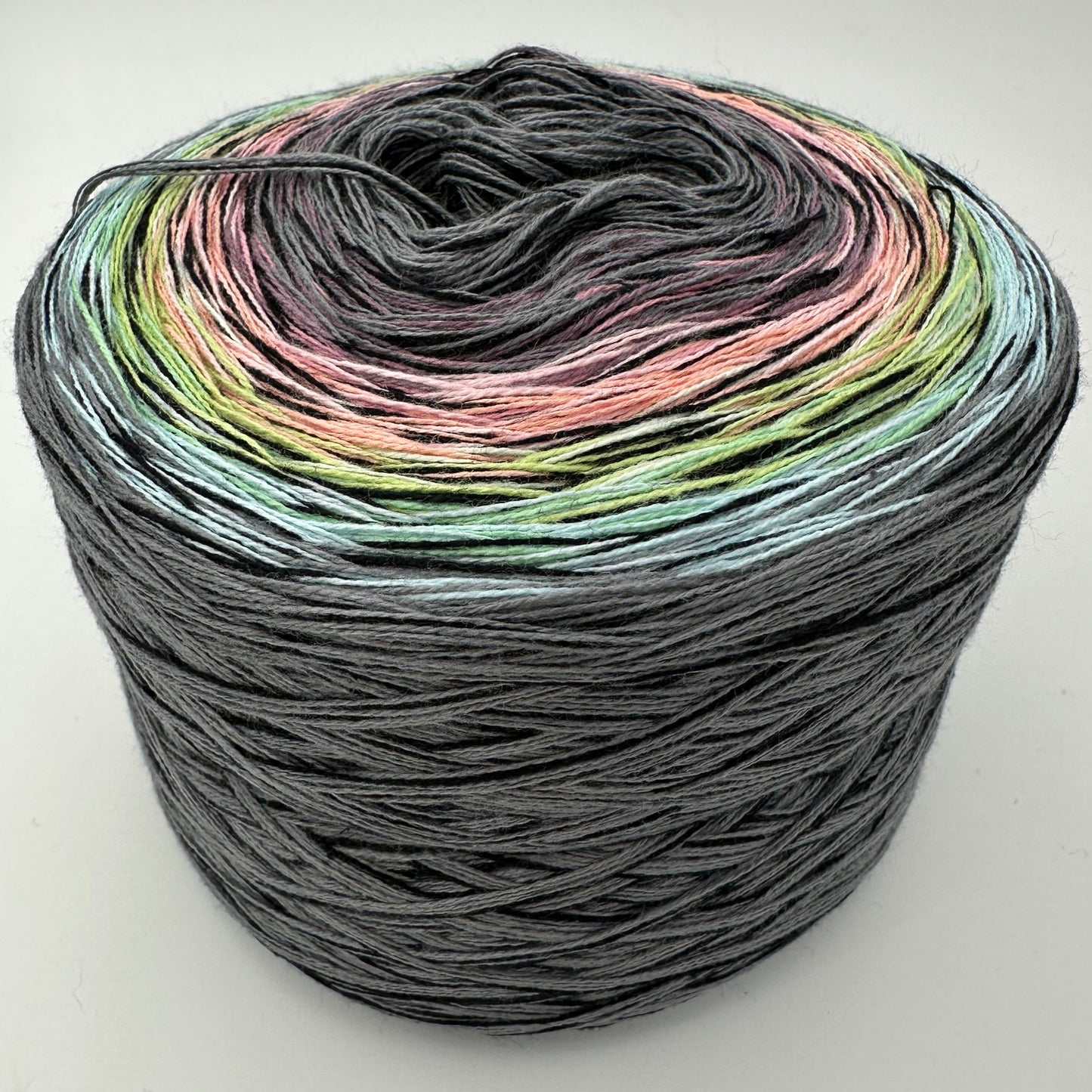 Farbverlauf Bobbel innen Grau folgend schwaches Lila, Ocker, Grün, Hellbrau und Grau