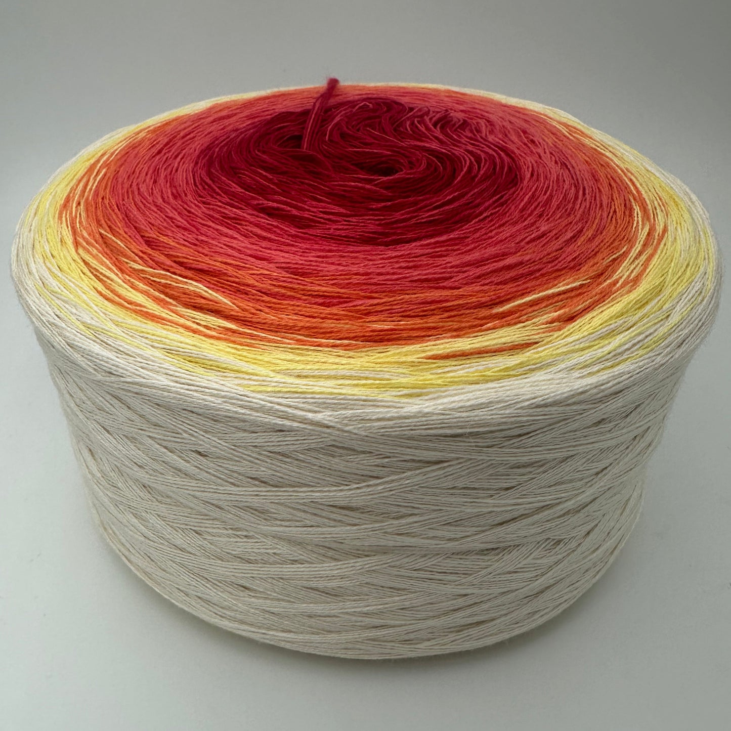 Farbverlauf Bobbel von innen nach aussen in heller werdenden Rot, Orange und Gelbtönen sowie aussen Creme