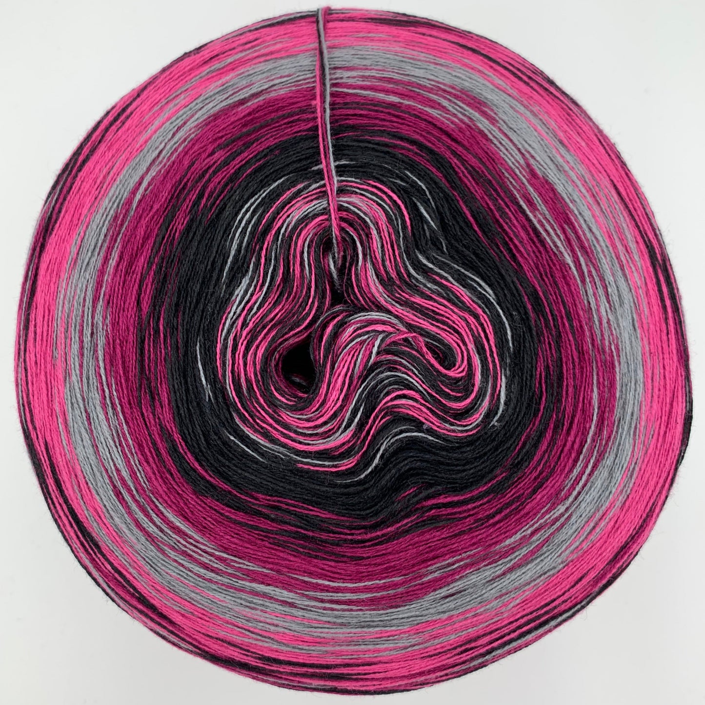 Farbverlauf Bobbel innen Pink, Lila und Hellgrau, folgend Dunkelgrau, Dunkelrosa, Hellgrau, Pink, und etwas Schwarz