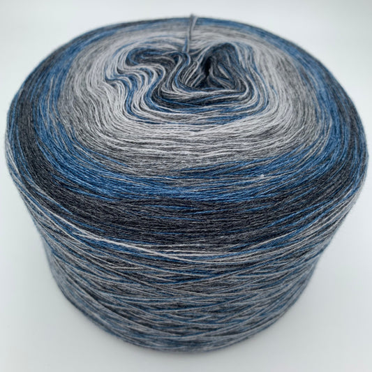 Farbverlauf Bobbel von innen weg gemischte Grautöne und Blau dann weiter im Verlauf Hellgrau, Grau, Blau und Grau