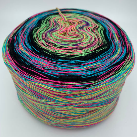 Farbverlauf Bobbel in Kunterbunt, unter anderem Pink, Lila, Grün, Türkis, 2 mal von Schwarzen Elementen durchbrochen,