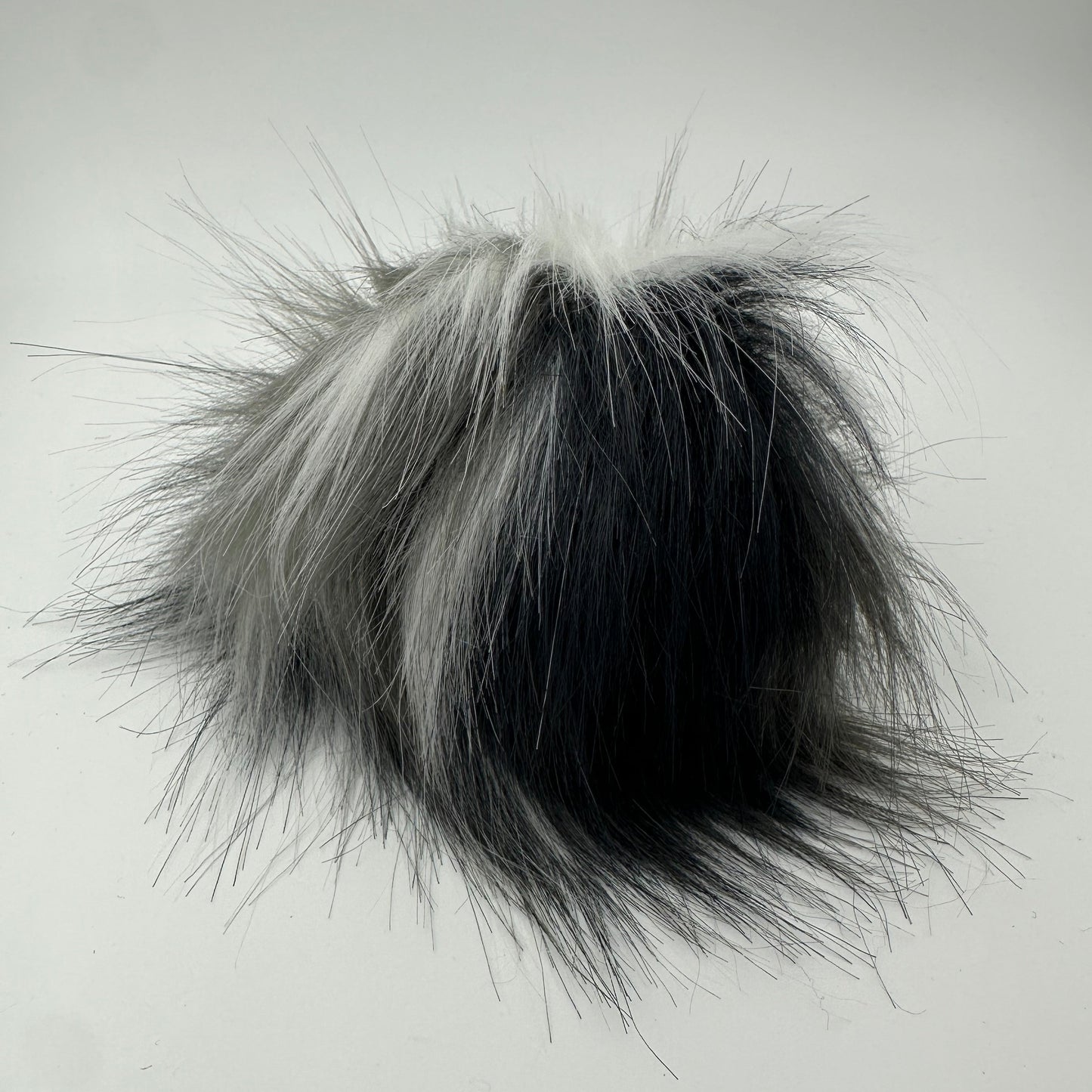 Bommel / Pompon in Schwarz, weis und grautönen