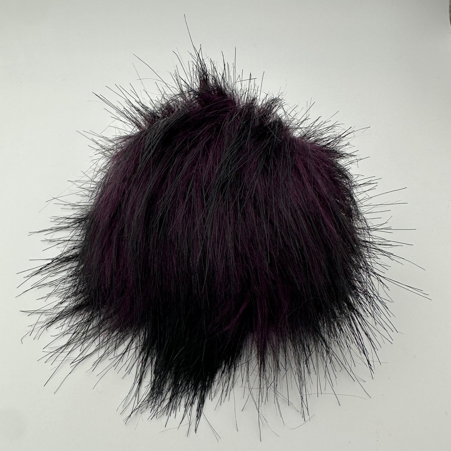 Bommel / PomPon mit Druckknopf in Lila/Schwarz