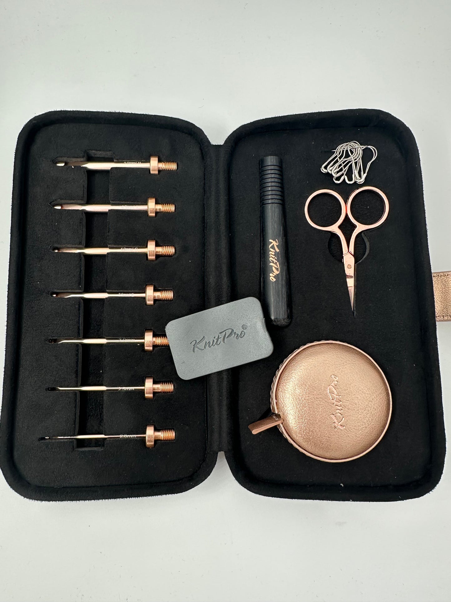 Häkelnadelset mit Wechselspitzen in Rose in Schwarzem Etui
