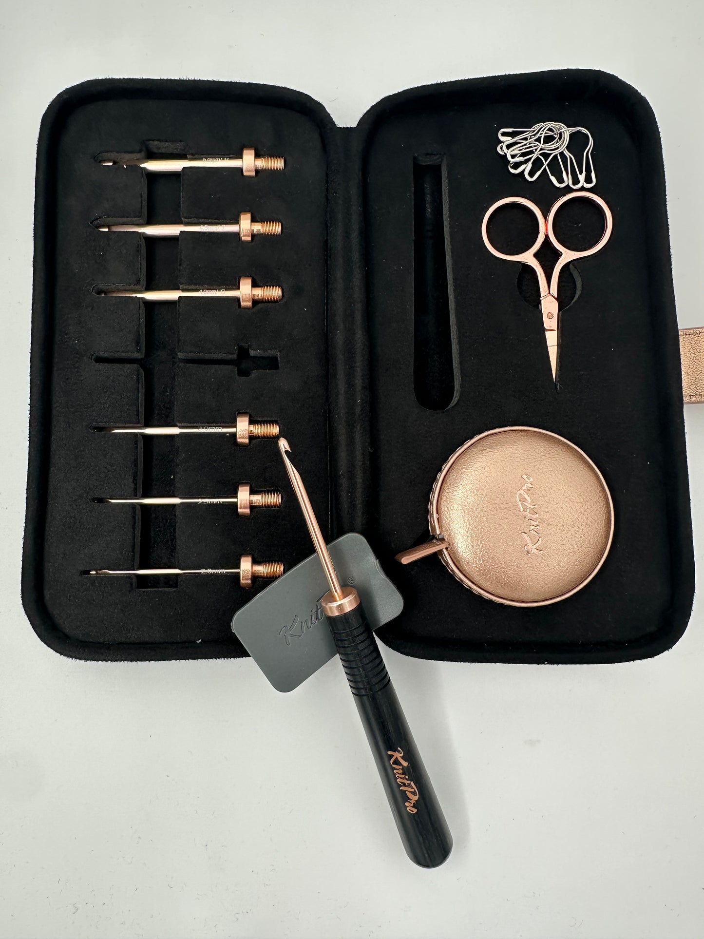 Häkelnadelset mit Wechselspitzen in Rose in Schwarzem Etui