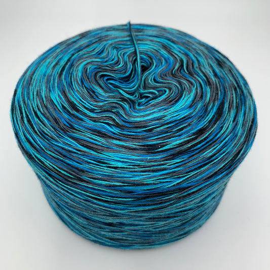 Melierter Bobbel bzw. Mixi in Blau und Türkistöen und einem schwarzen Faden