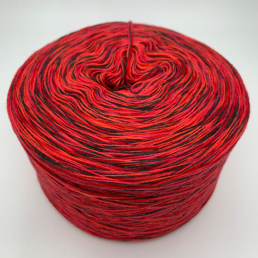 Melierter Bobbel bzw. Mixi in Rottönen und einem schwarzen Faden