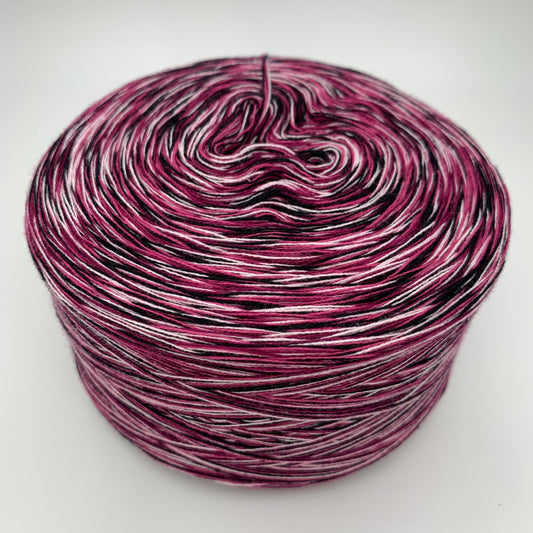 Melierter Bobbel bzw. Mixi mit Rottönen und einem weissem Faden