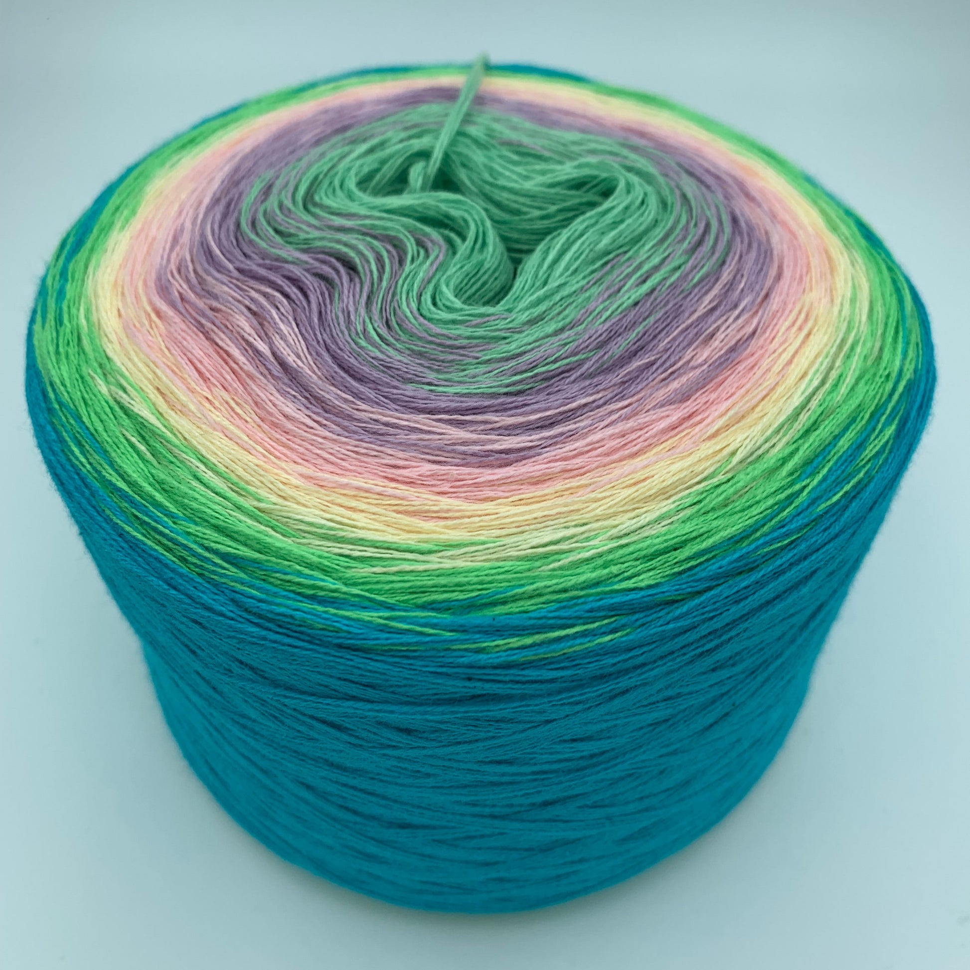 Farbverlauf Bobbel von innen nach aussen in Grün, Lila, Peach, Gelb Grün und Blau