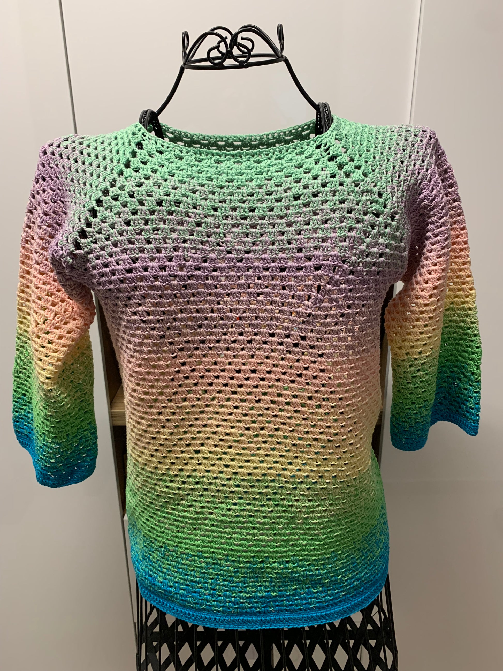 Ein Pullovers aus dem Farbverlauf F150