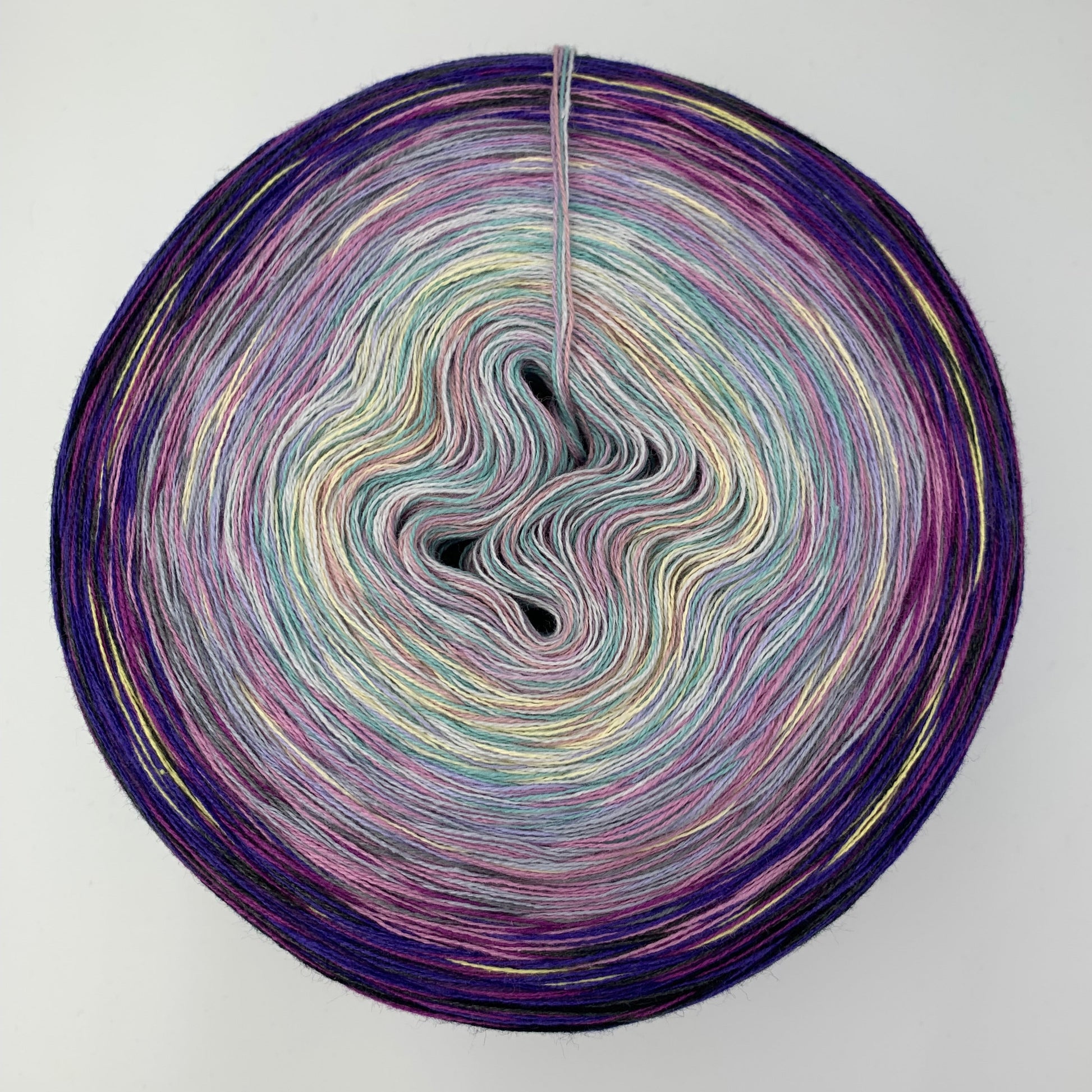 Bunter Farbverlauf Bobbel, von innen nach aussen vorrangig jeweils Orange, Gelb und Lila