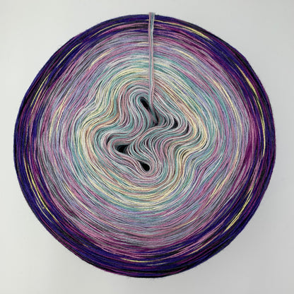 Bunter Farbverlauf Bobbel, von innen nach aussen vorrangig jeweils Orange, Gelb und Lila