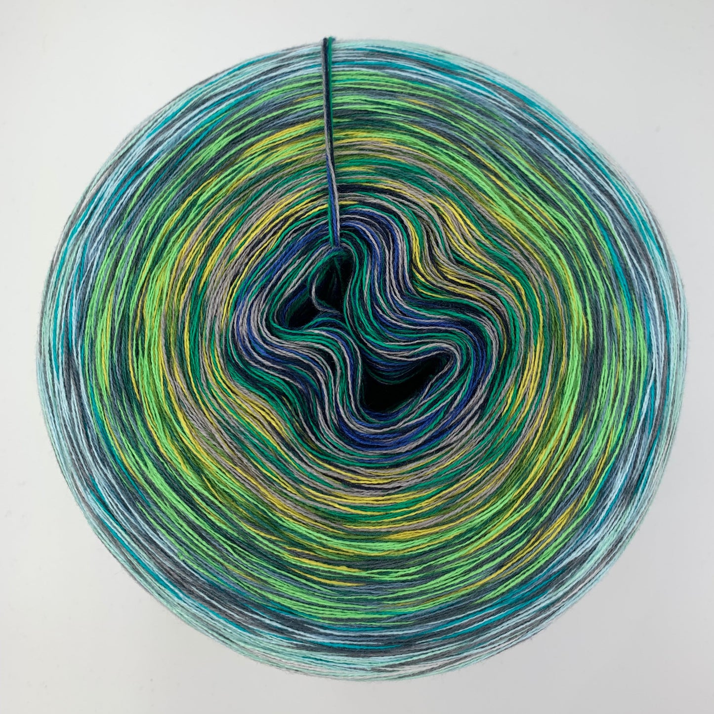 Bunter Farbverlauf Bobbel, von innen nach aussen vorrangig jeweils Blau, Grün und Hellblau