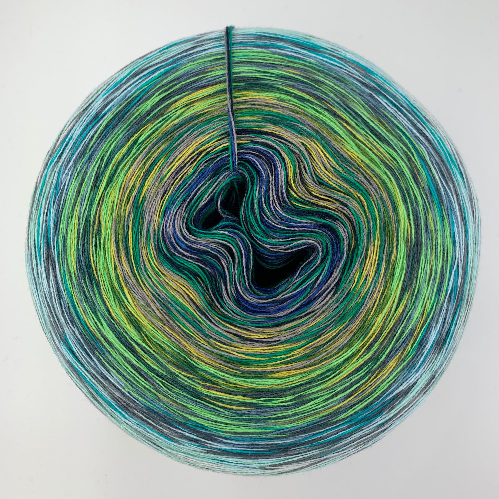 Bunter Farbverlauf Bobbel, von innen nach aussen vorrangig jeweils Blau, Grün und Hellblau