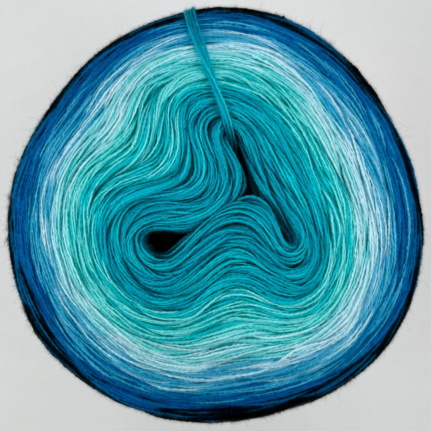 Farbverlauf Bobbel in verschiedenen Blauitönen und aussen Schwarz