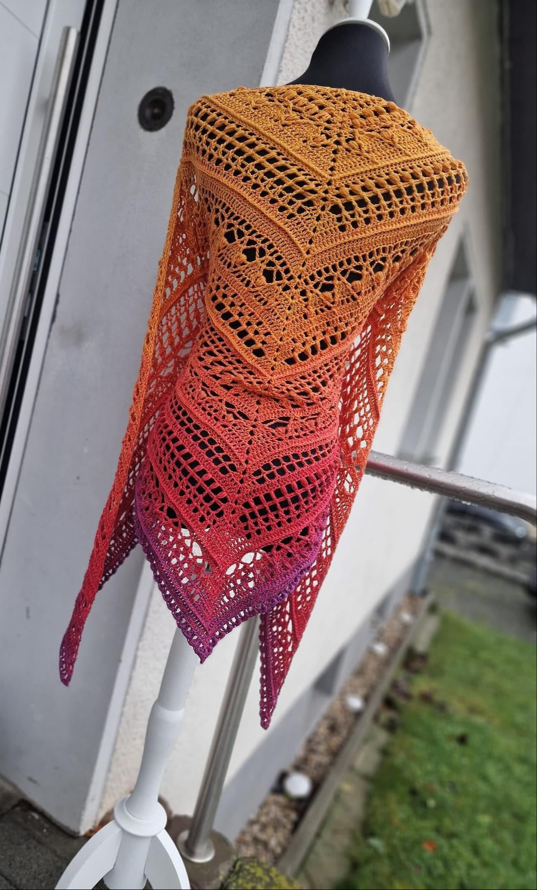 Wundervolles fertiges Tuch aus dem vorherigen Farbverlauf Bobbel in der Rückansicht