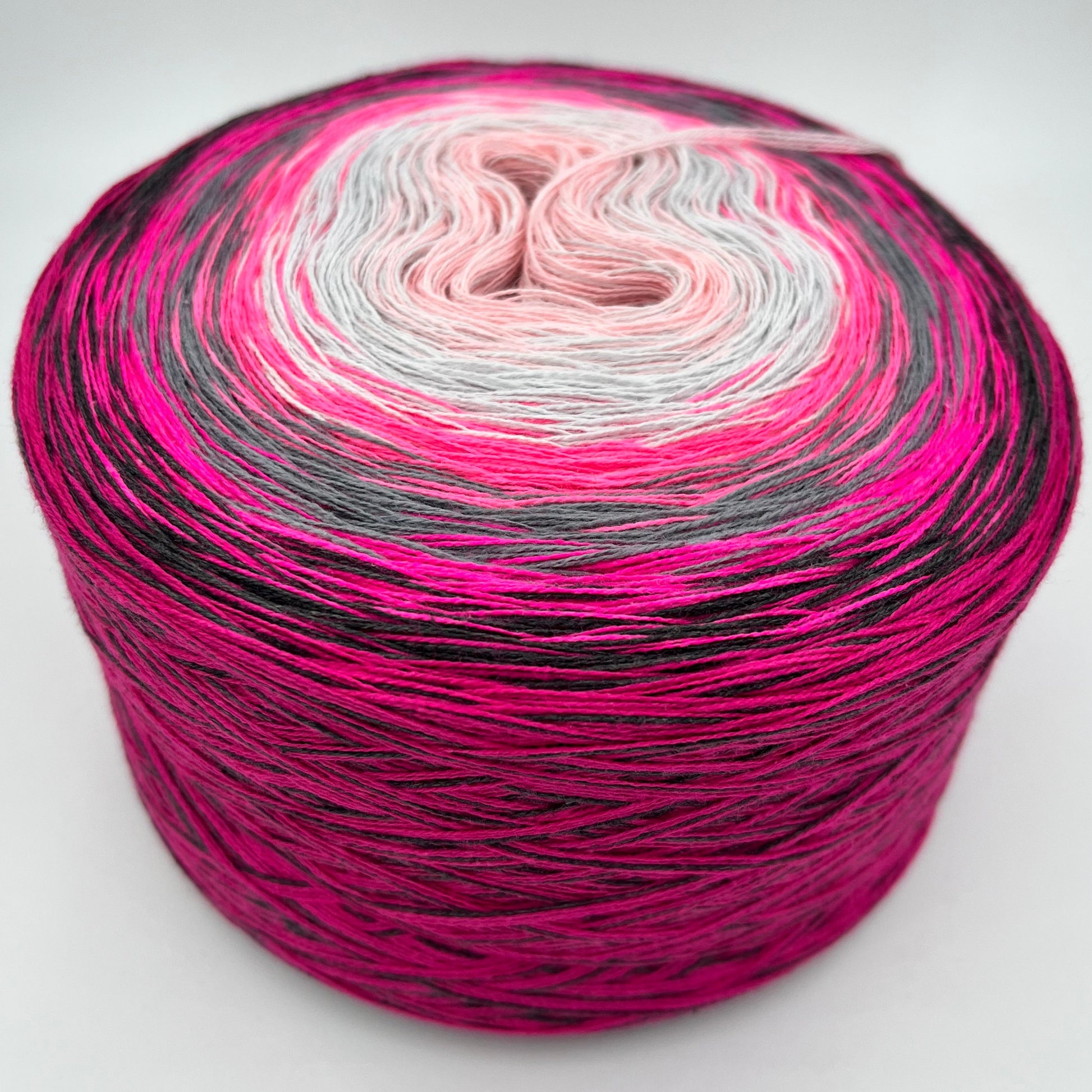 Farbverlauf Bobbel innen Rose gefolgt von Hellgrau, Pink, Dunkelgrau, Pink, Schwarz und Altrot