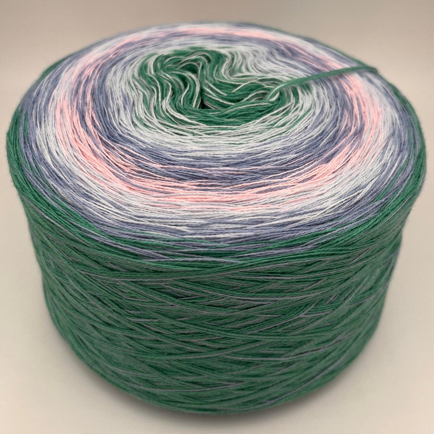 Farbverlauf Bobbel von innen nach aussen in Grün, Creme, Grau, Rose, Grautöne und Grün