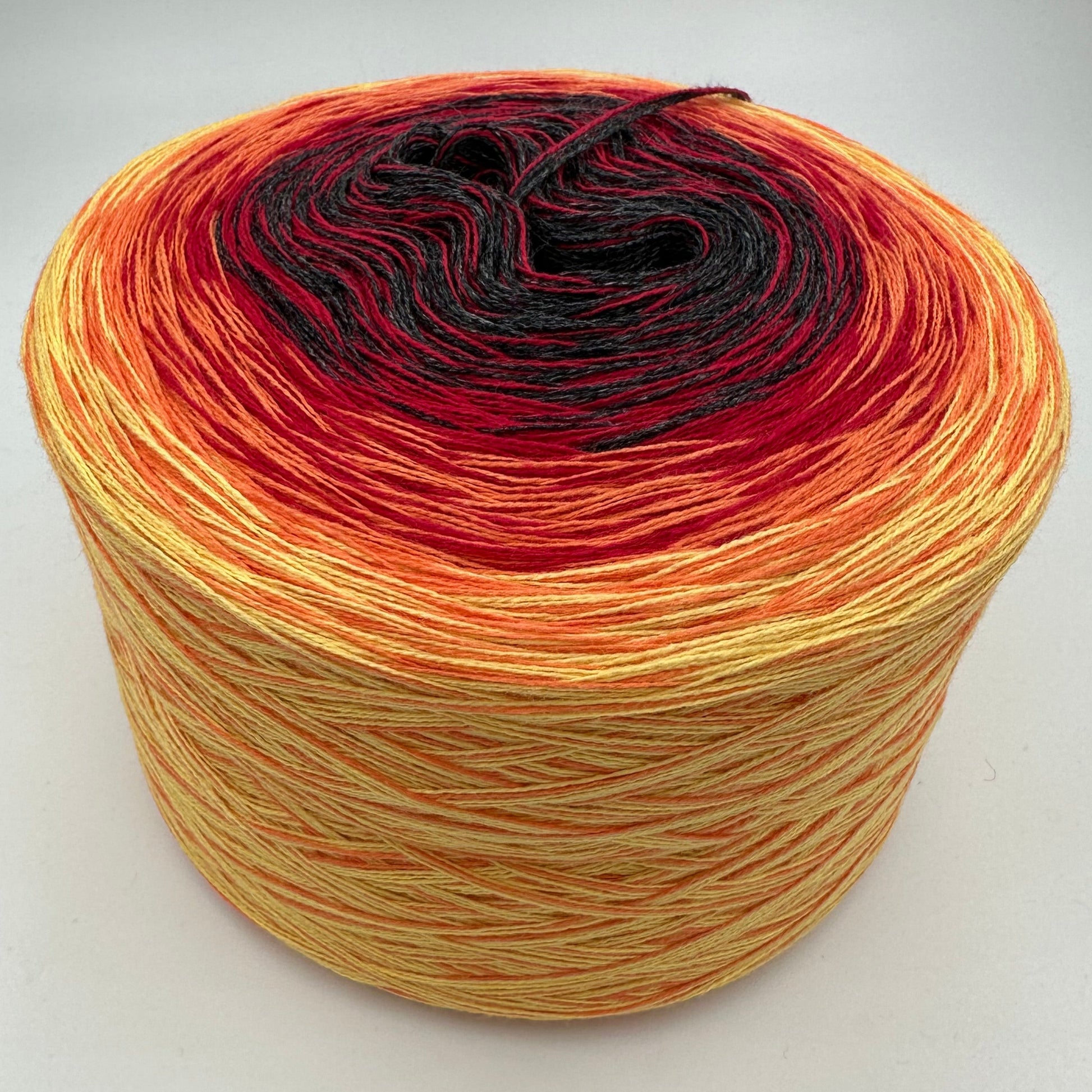 Farbverlauf Bobbel von innen Dunkelgrau, Rot, Orange und Gelb