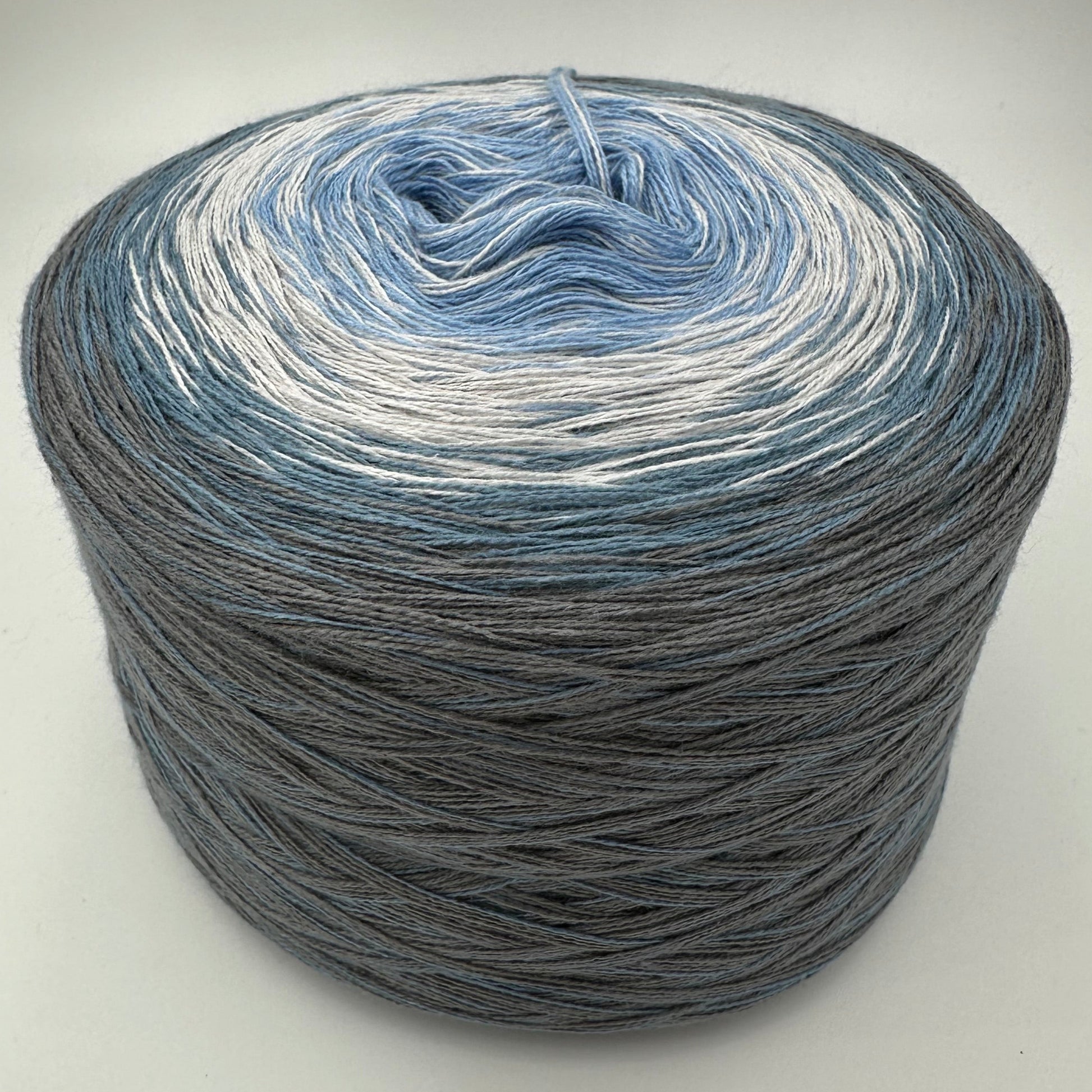 Farbverlauf Bobbel von innen nach aussen Hellblau, Creme, Dunkelblau und Grau