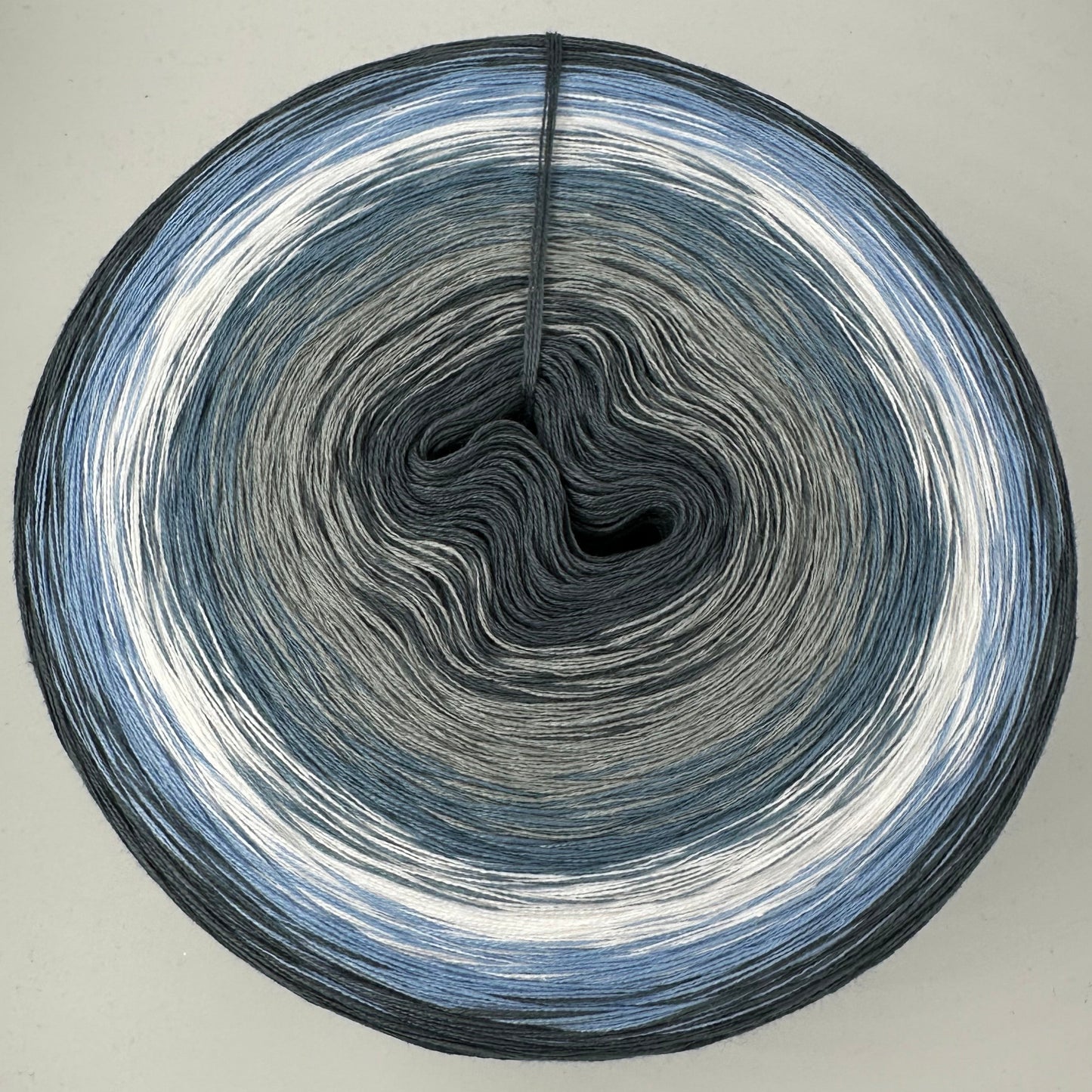 Farbverlauf Bobbel von innen nach aussen Grautöne, Blau, Weis, Blau und Grau