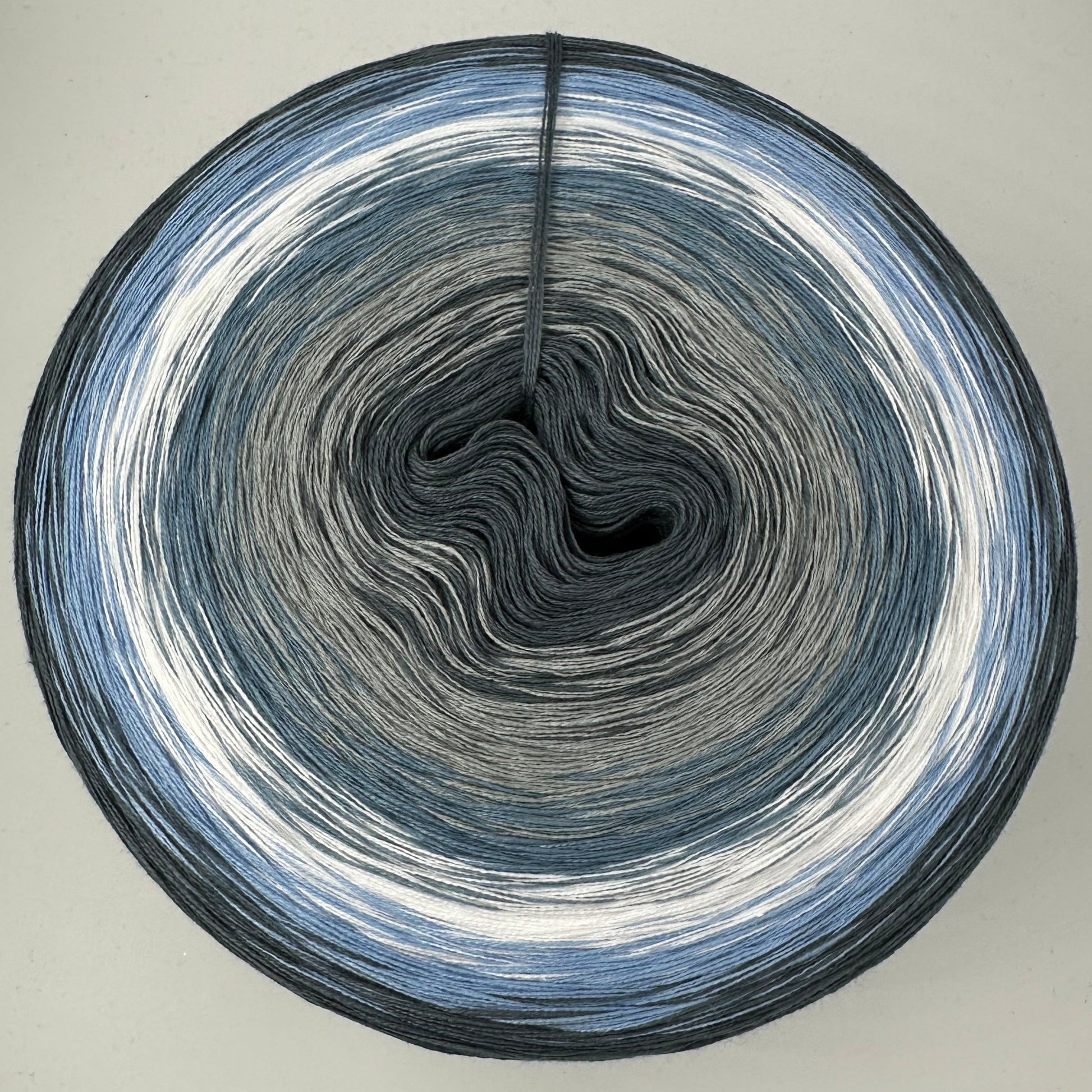 Farbverlauf Bobbel von innen nach aussen Grautöne, Blau, Weis, Blau und Grau