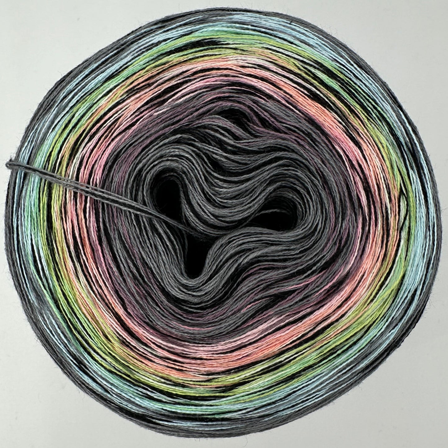 Farbverlauf Bobbel innen Grau folgend schwaches Lila, Ocker, Grün, Hellbrau und Grau