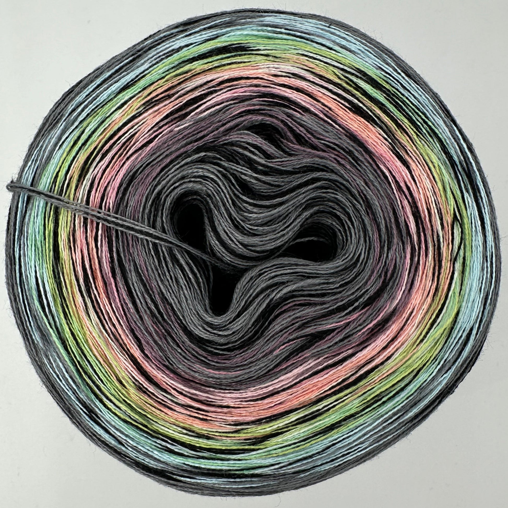 Farbverlauf Bobbel innen Grau folgend schwaches Lila, Ocker, Grün, Hellbrau und Grau