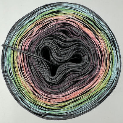 Farbverlauf Bobbel innen Grau folgend schwaches Lila, Ocker, Grün, Hellbrau und Grau