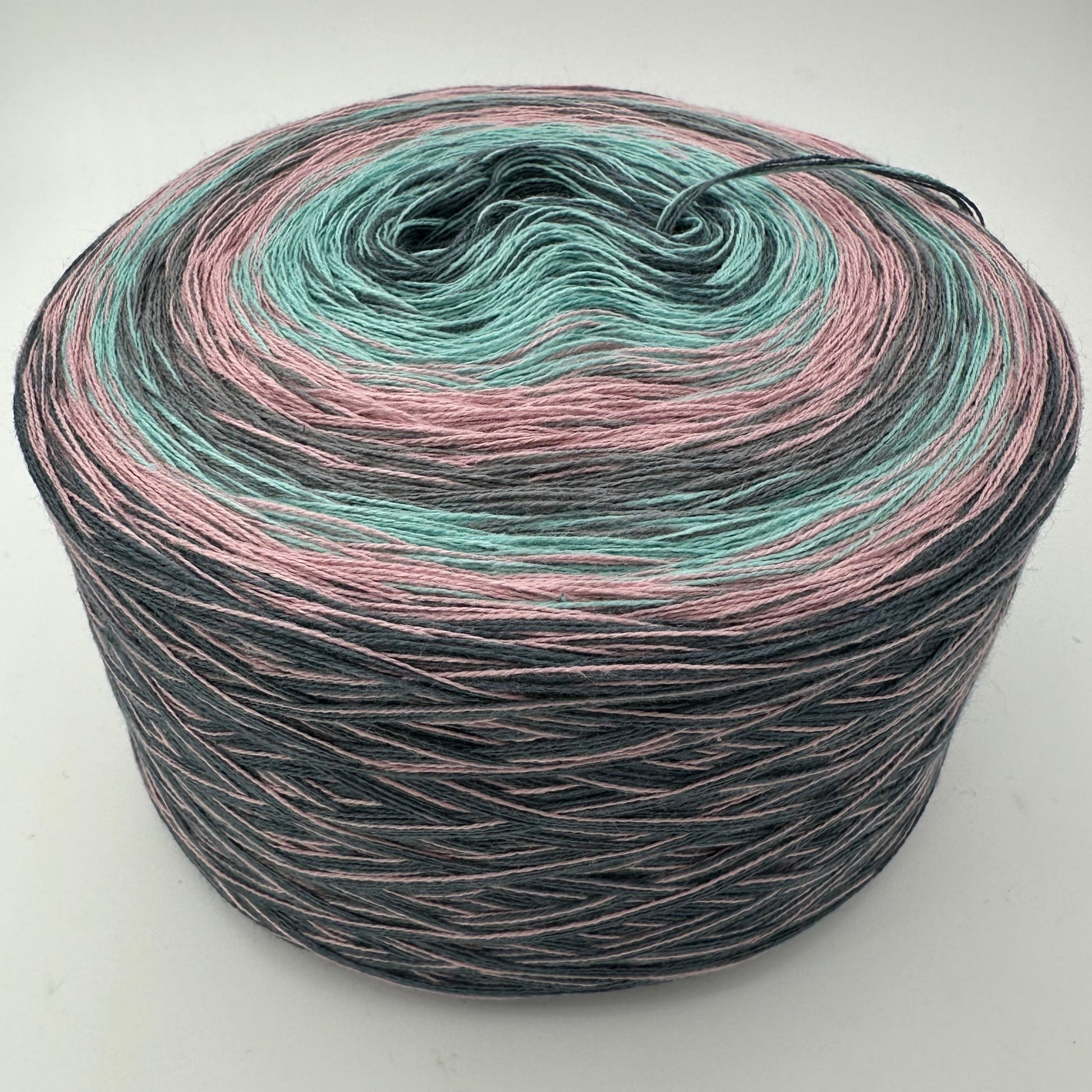 Farbverlauf Bobbel von innen nach aussen Grau, Türkis, Flieder, Grau, Türkis, Flieder und nochmal Grau