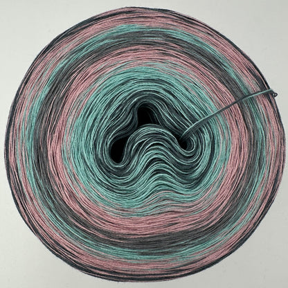 Farbverlauf Bobbel von innen nach aussen Grau, Türkis, Flieder, Grau, Türkis, Flieder und nochmal Grau