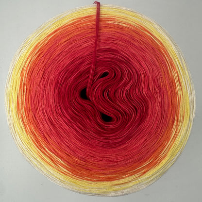 Farbverlauf Bobbel von innen nach aussen in heller werdenden Rot, Orange und Gelbtönen sowie aussen Creme