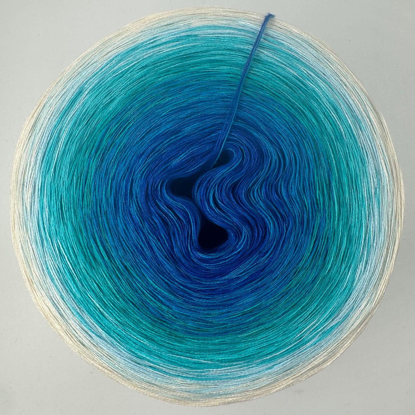 Farbverlauf Bobbel in heller werdenden Blautönen und aussen Creme