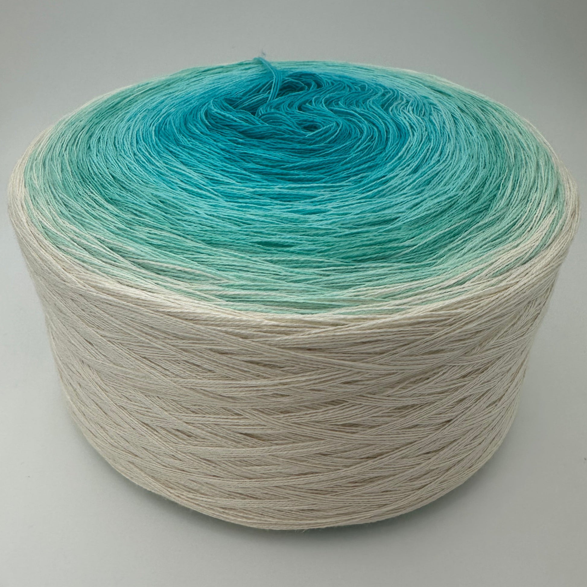 Farbverlauf Bobbel von innen weg heller werdende Blautöne gefolgt von heller werdenden Grüntönen und Creme