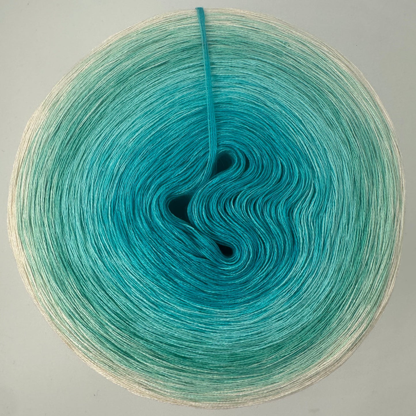 Farbverlauf Bobbel von innen weg heller werdende Blautöne gefolgt von heller werdenden Grüntönen und Creme