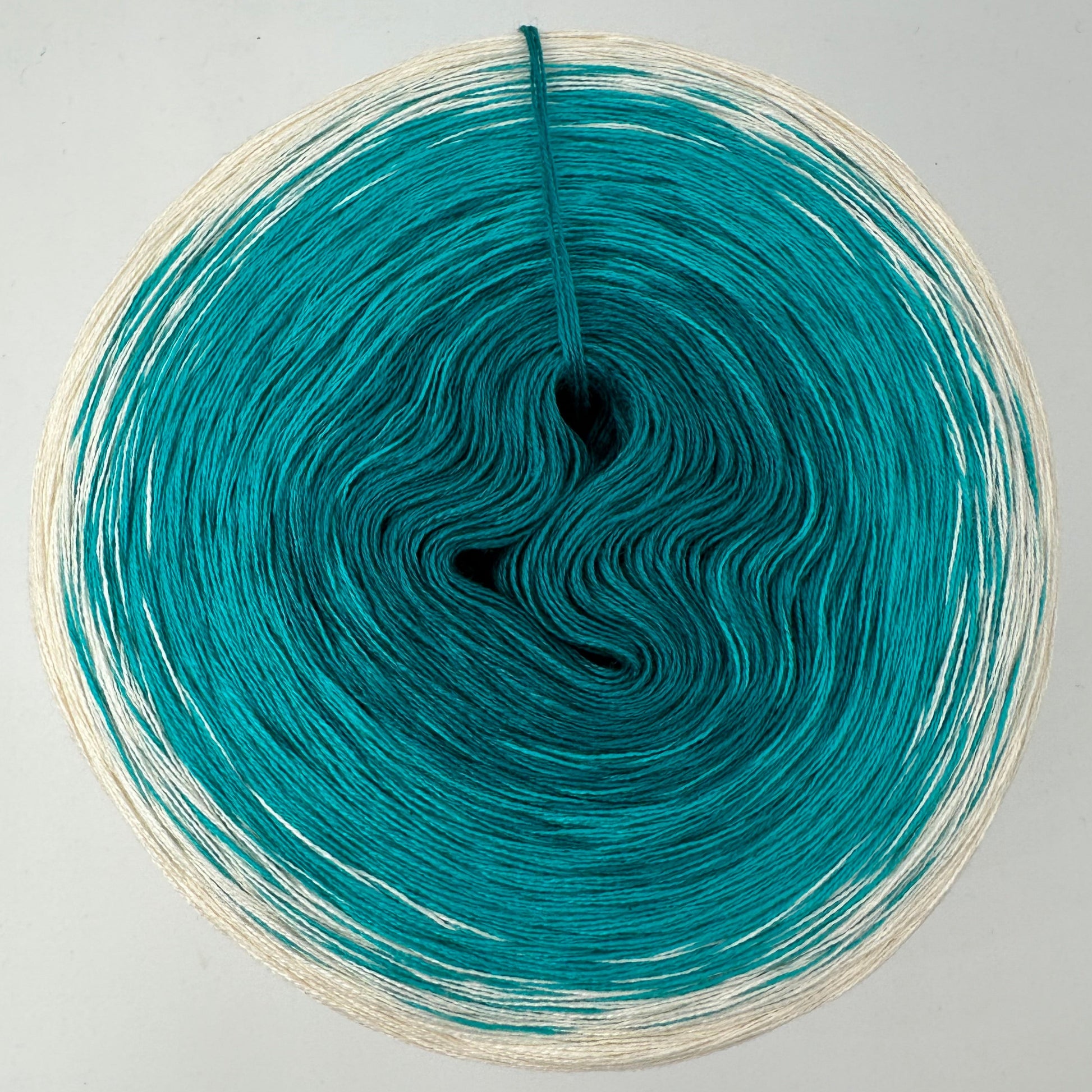 Farbverlauf Bobbel von innen weg in Dunkeltürkis, Türkis und Creme