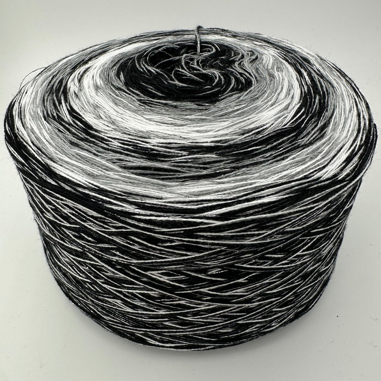 Farbverlauf Bobbel von innen nach aussen Schwarz, Grau, Weiß, Schwarz, Grau, Weiß und Schwarz