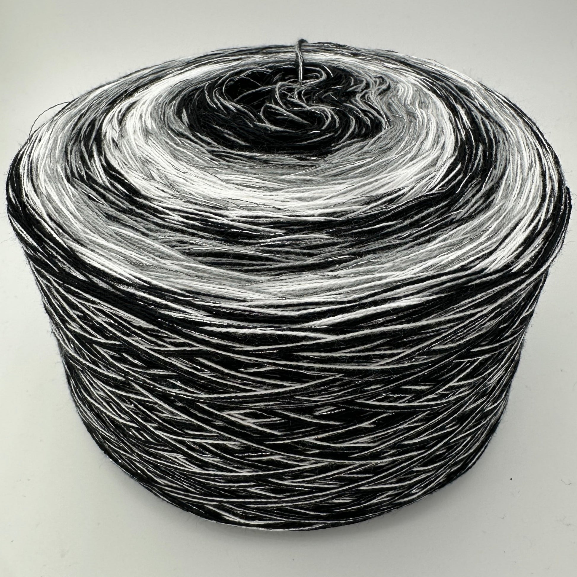 Farbverlauf Bobbel von innen nach aussen Schwarz, Grau, Weiß, Schwarz, Grau, Weiß und Schwarz