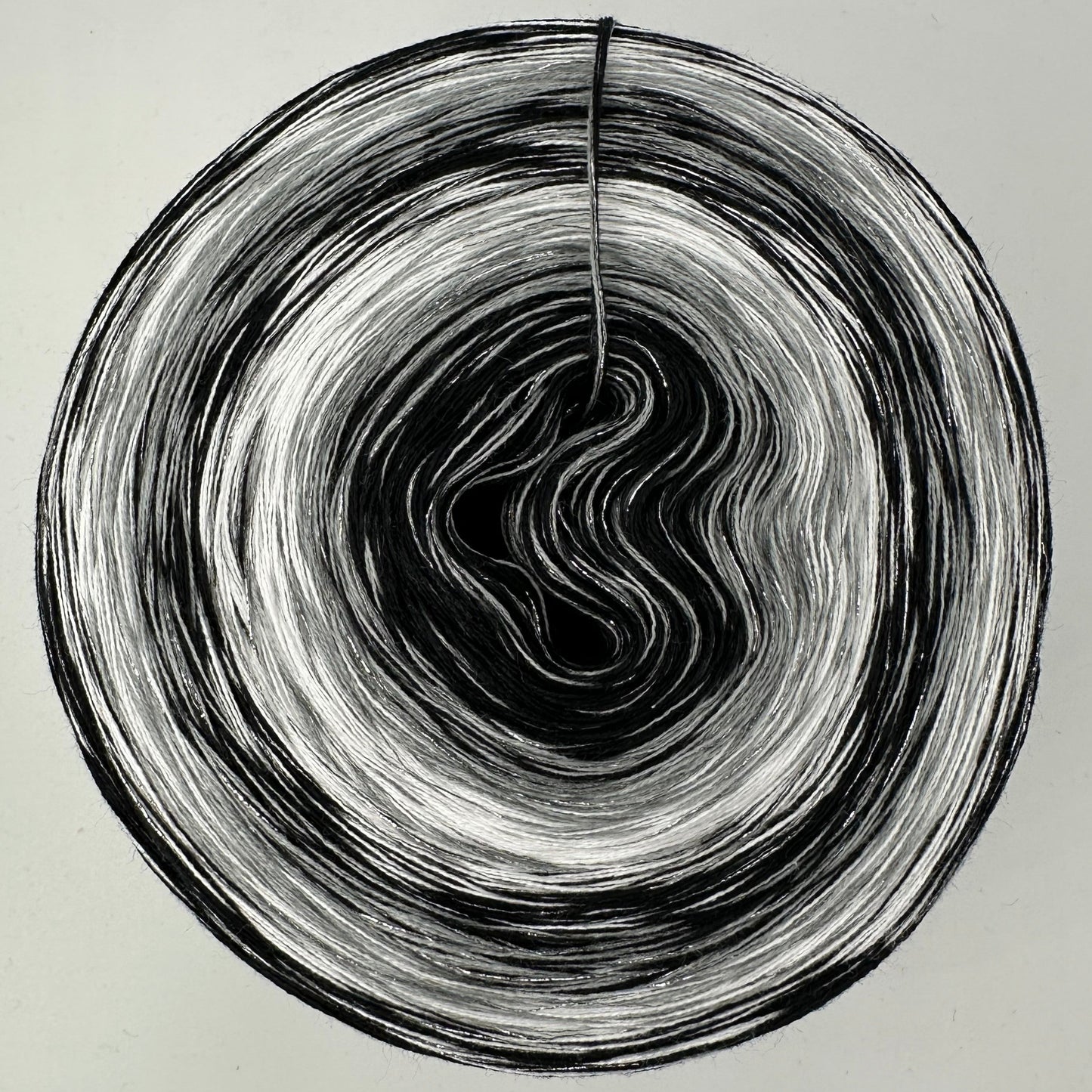 Farbverlauf Bobbel von innen nach aussen Schwarz, Grau, Weiß, Schwarz, Grau, Weiß und Schwarz