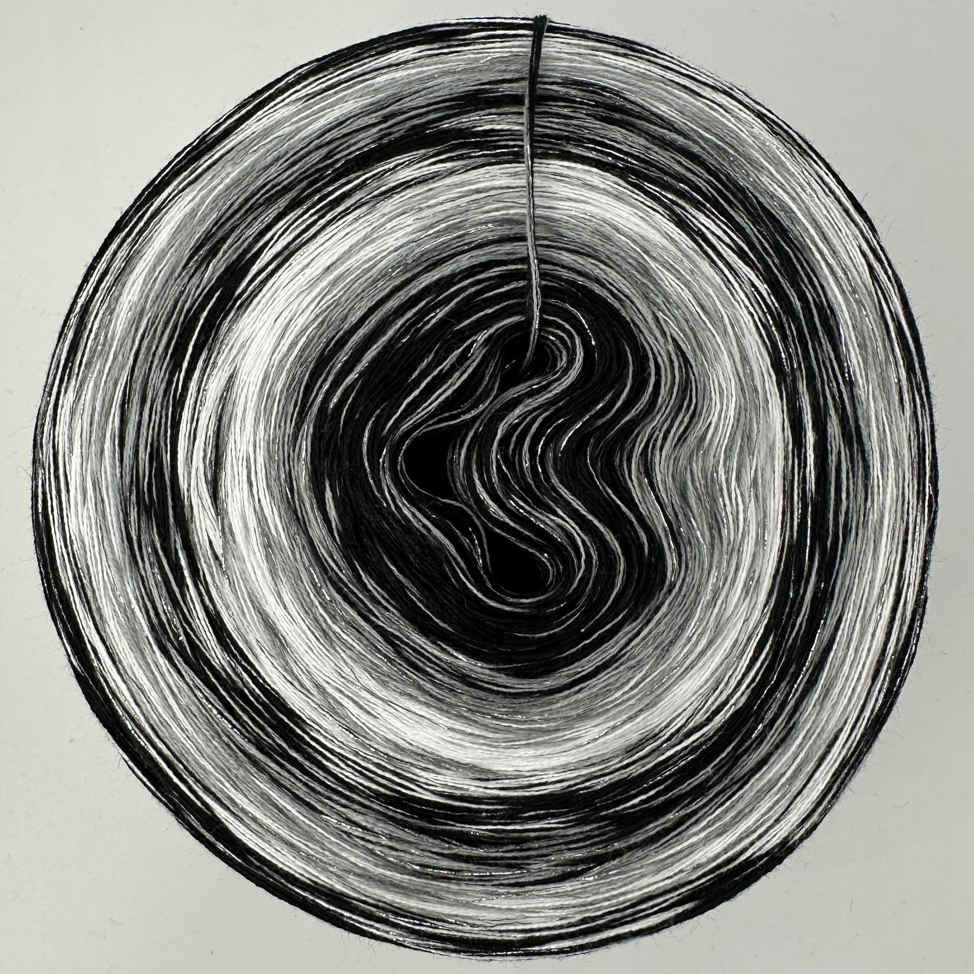 Farbverlauf Bobbel von innen nach aussen Schwarz, Grau, Weiß, Schwarz, Grau, Weiß und Schwarz