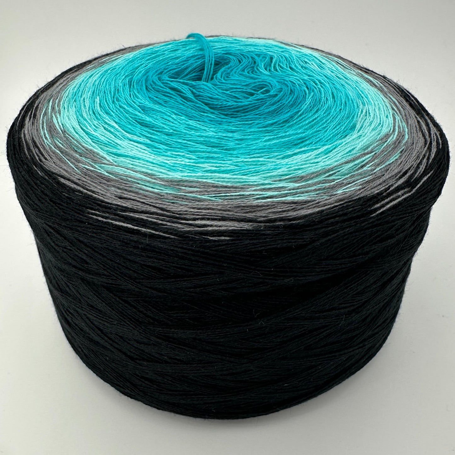 Farbverlauf Bobbel von innen wegf heller werdende Blautöne, Grau und Schwarz