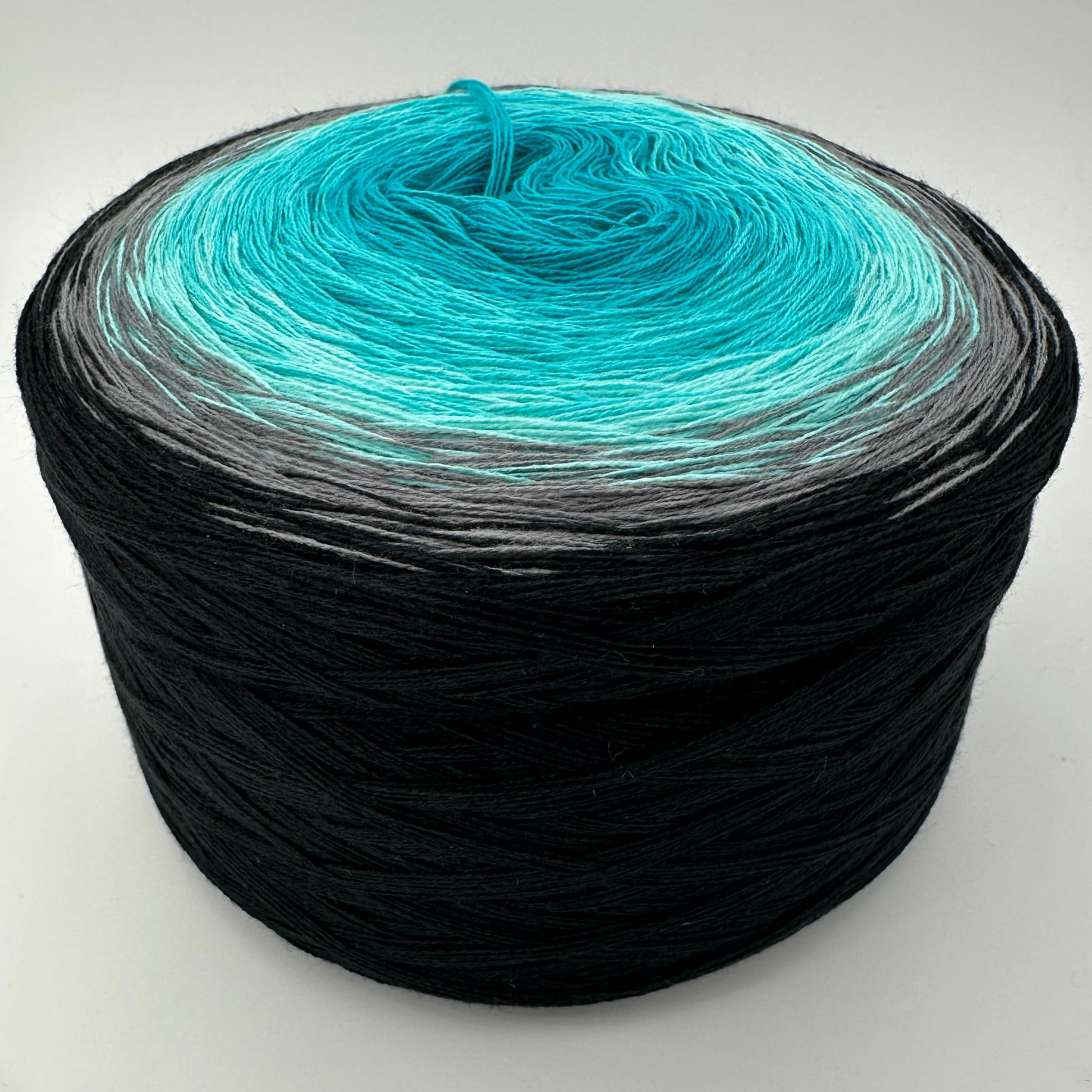 Farbverlauf Bobbel von innen wegf heller werdende Blautöne, Grau und Schwarz