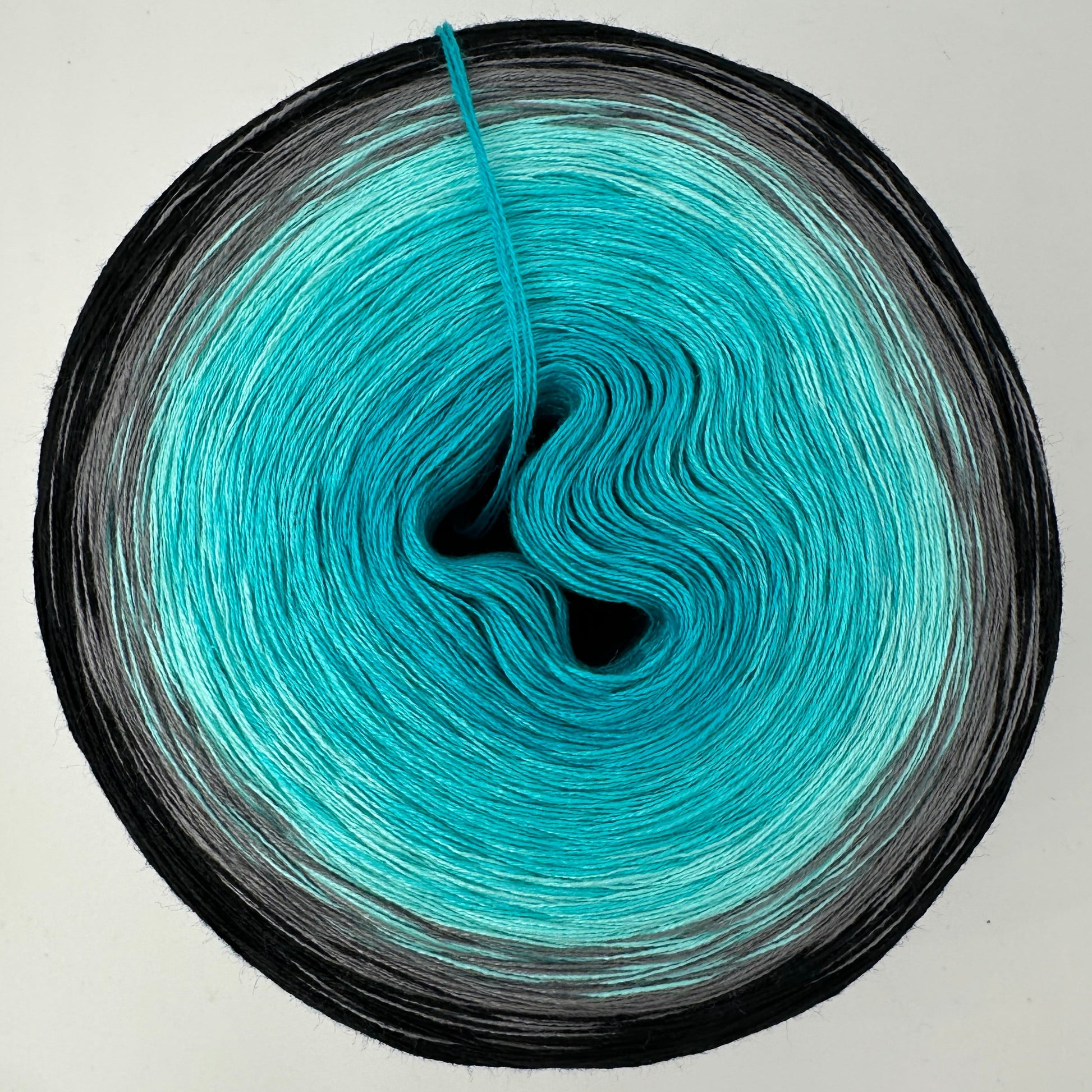 Farbverlauf Bobbel von innen wegf heller werdende Blautöne, Grau und Schwarz