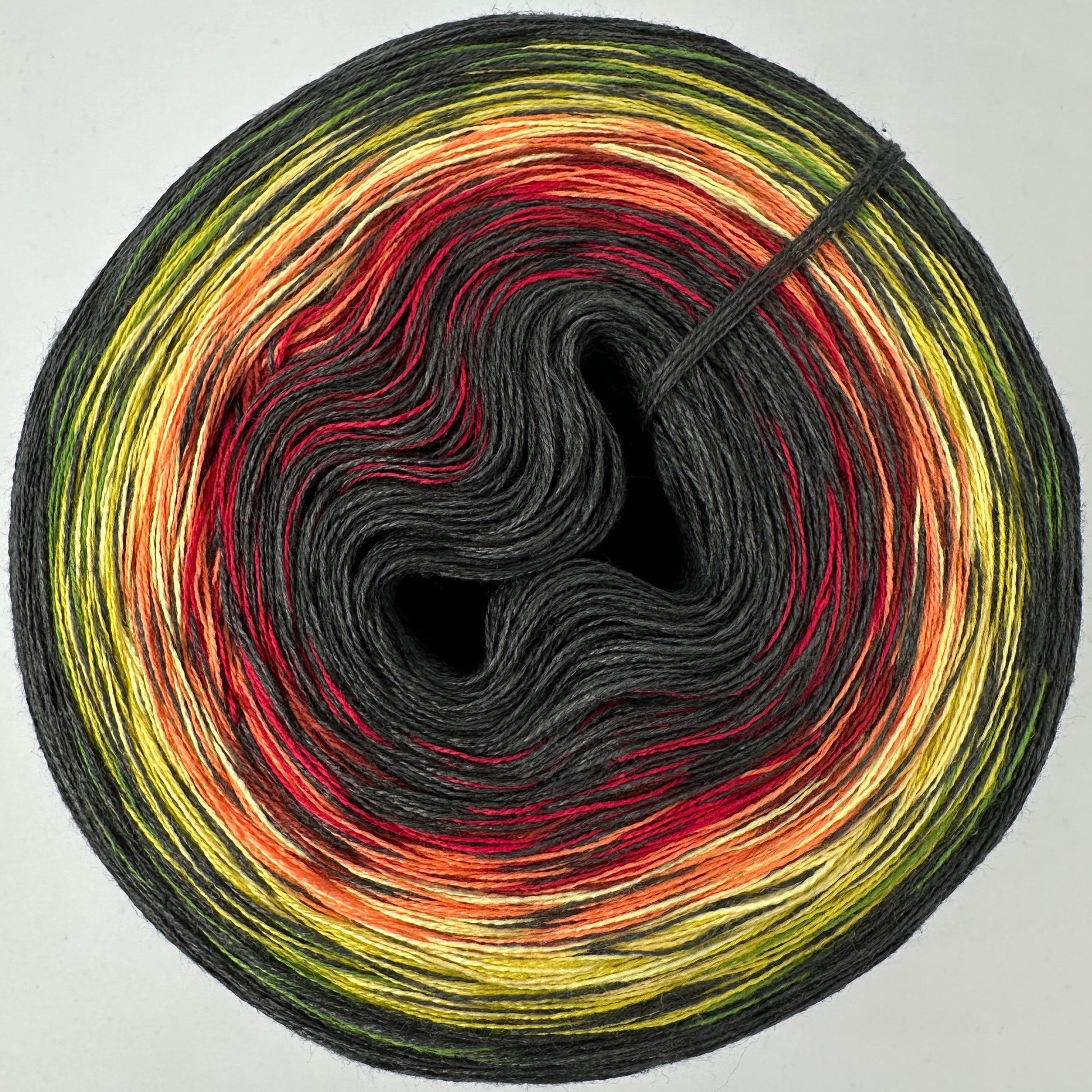 Farbverlauf Bobbel von innen nach aussen sehr dunkles Grau, Rot, Orange, Gelb Grün und nochmal das dunkle Grau